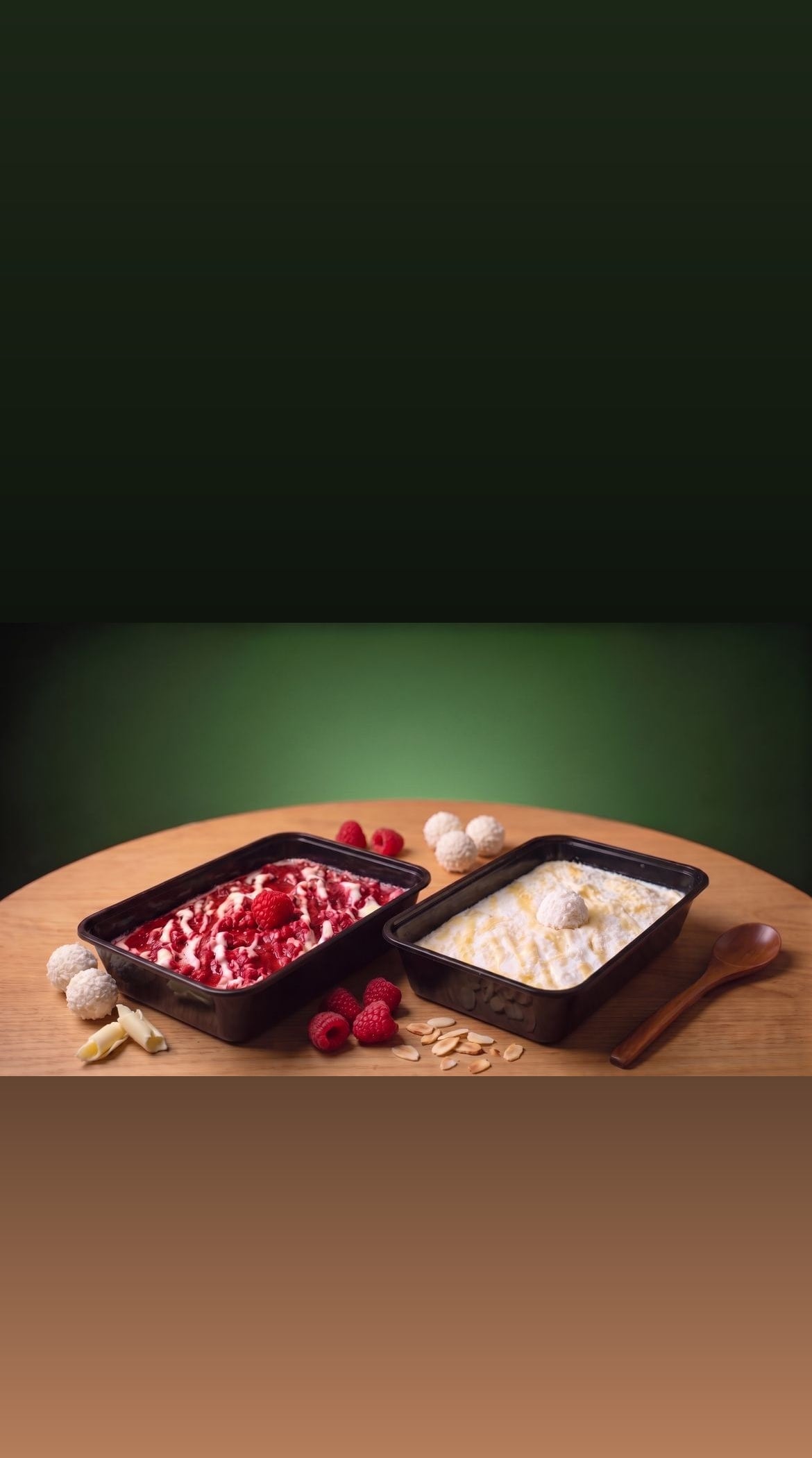 Deux barquettes de tiramisu Dolce'AD, framboise et Raffaello, posées côte à côte sur une table en bois